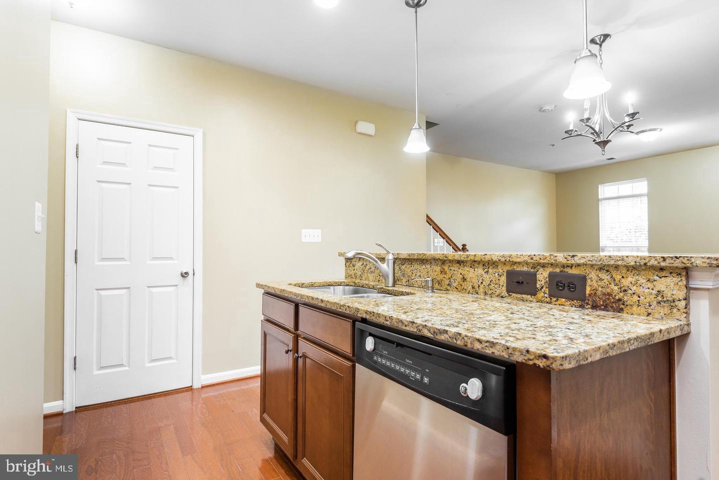 RESIDENCES AT DULLES PRK - Residential Lease