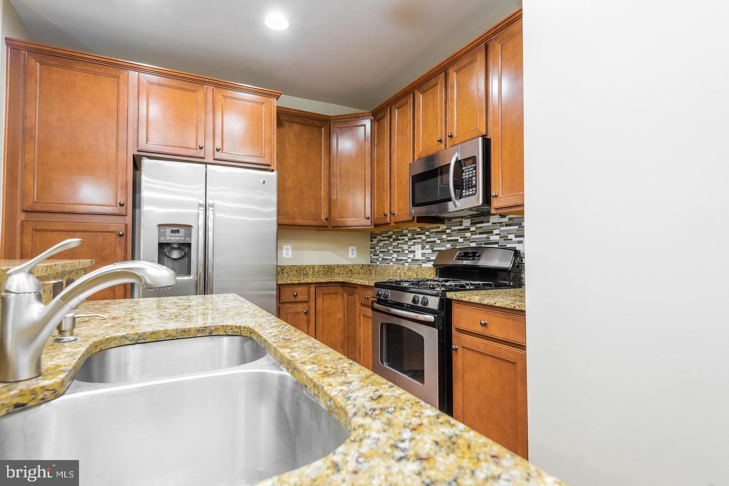 RESIDENCES AT DULLES PRK - Residential Lease