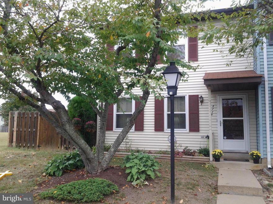 Glorious end unit!!!  Outstanding location and condition, move in ready!!!   Pride of ownership throughout!!!!   Extremely close to commuter lots, I-95 and shopping areas!!! Beautiful floors through-out!! No Carpet!!!