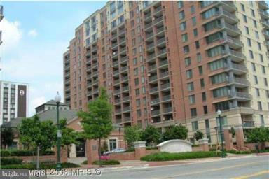 Luxury corner unit in hi-rise condo, 2 blocks from metro. Pike & Rose, movie theater, close to all the stores, restaurants, near NIH.