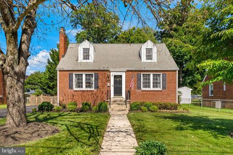 Homes For Rent - 2929 Stuart Drive<br/> FALLS CHURCH, VA 22042