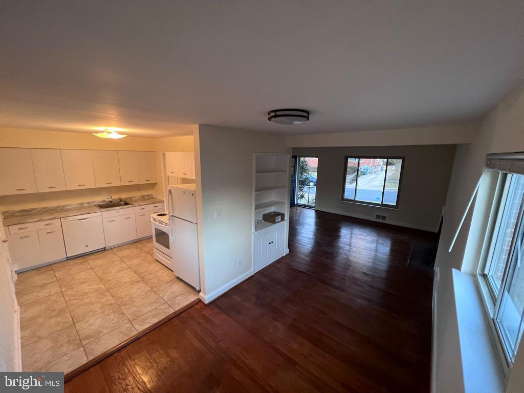 LYON VILLAGE - Residential Lease