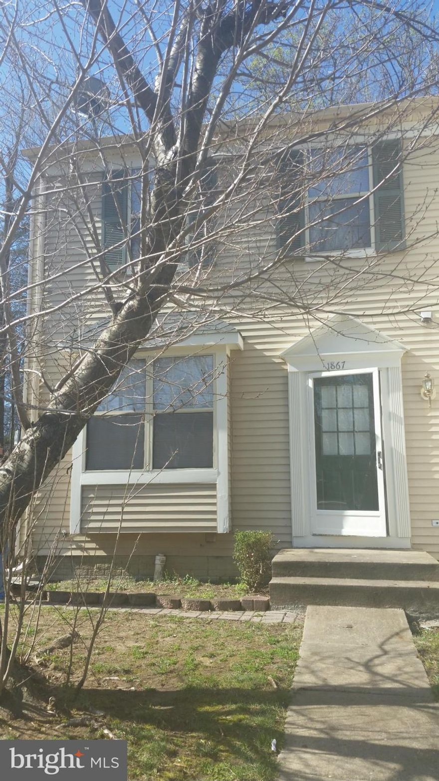 Three level townhouse close to major roads, I95, Route 1, restaurants, and shoppings. Nice end unit with 3 bedrooms, 3.5 baths, & walkout basement. $50 application fee per applicant. Available April 1st. Section 8 are welcomed. Certified funds required for deposit and first month rent.