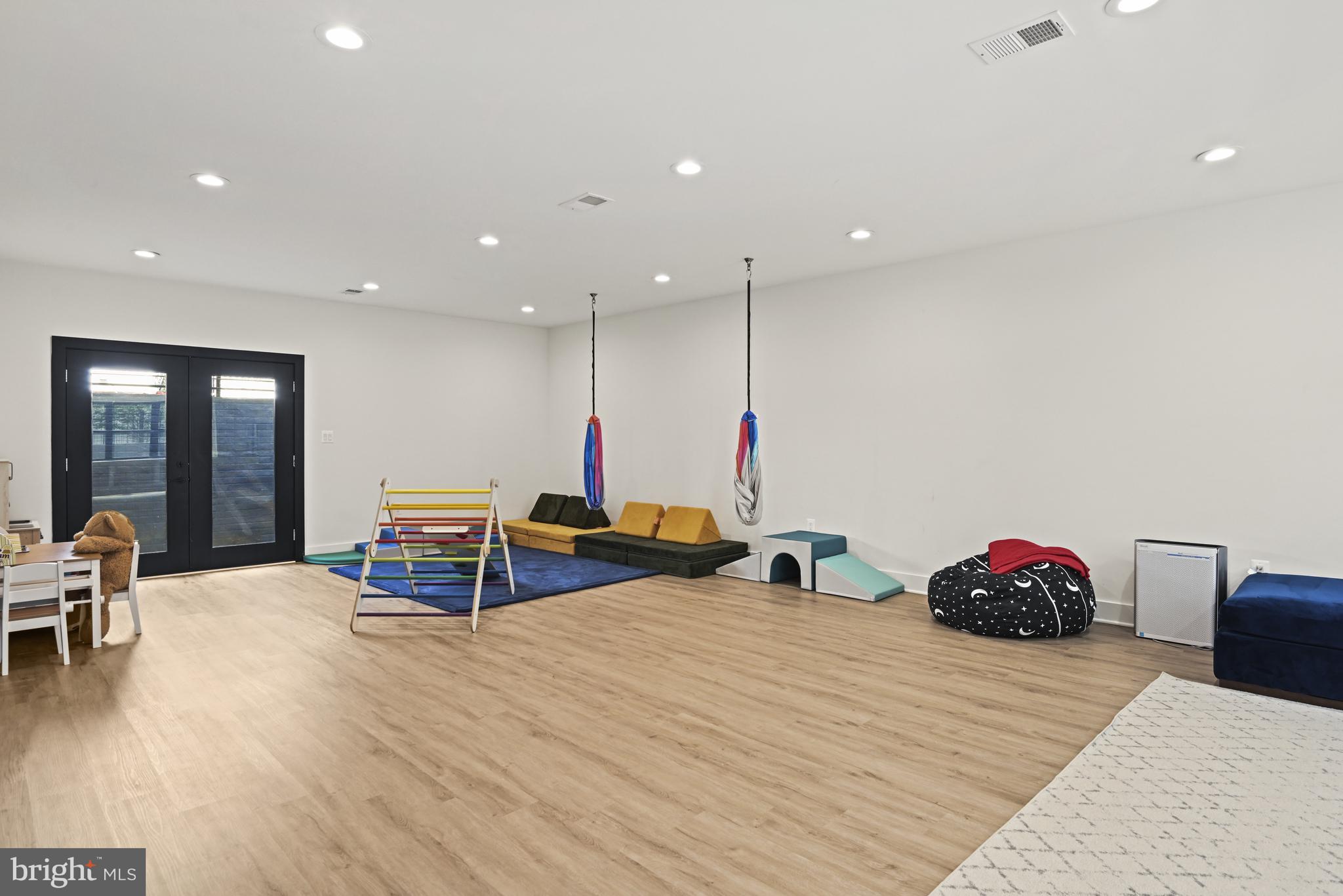 VIENNA WOODS - Residential