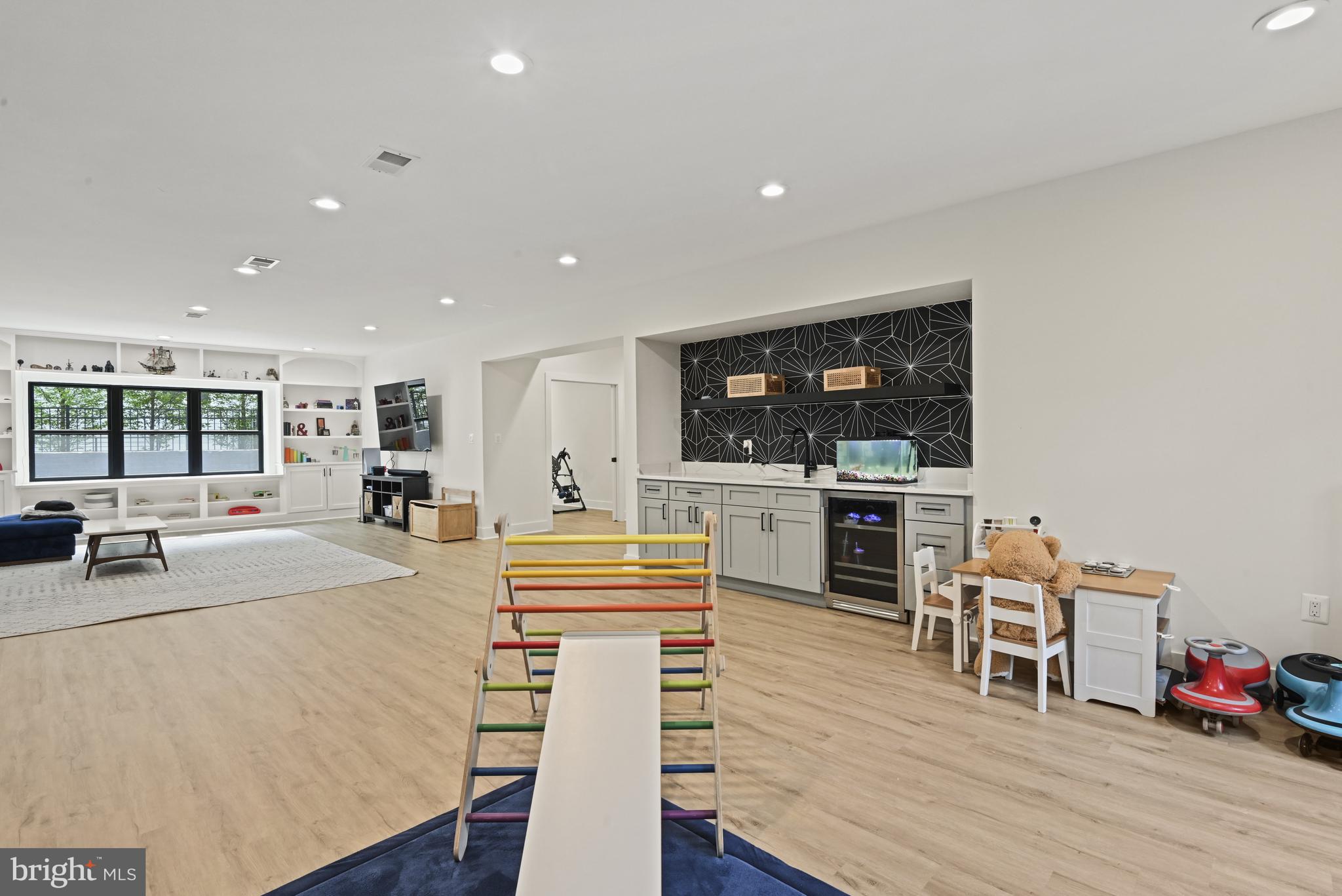 VIENNA WOODS - Residential