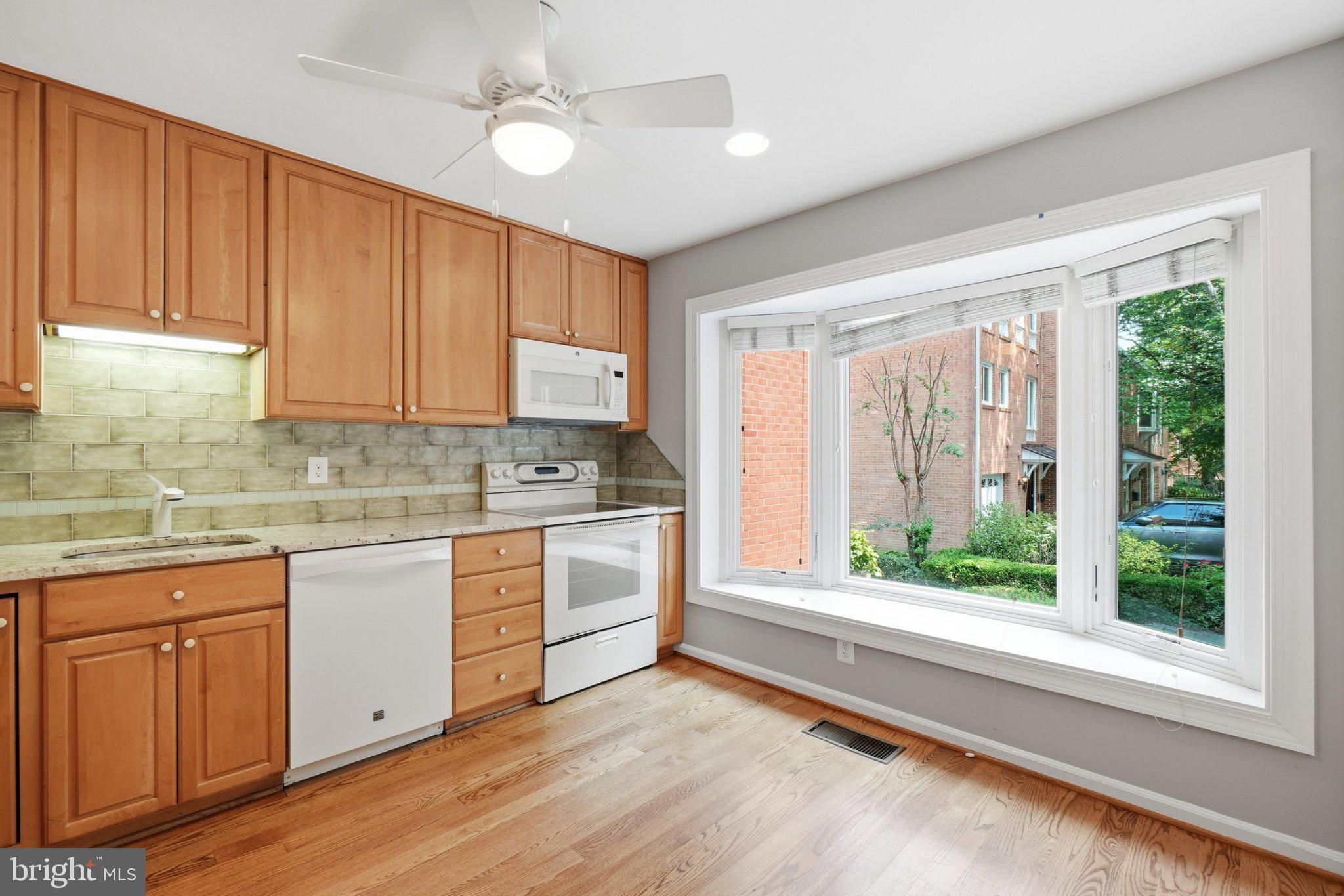 6924 MCLEAN PARK MANOR COURT