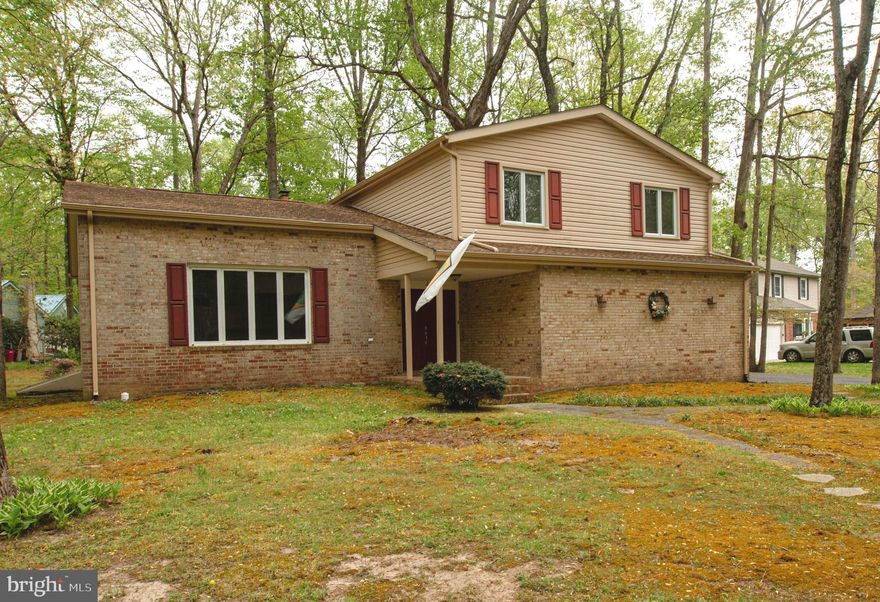 Welcome to this stately four-bedroom, three-bathroom Colonial, nestled in the highly sought-after community of Foxhall Plantation. Built in 1974, this home perfectly balances classic architectural "bones" with a bright, airy layout designed for today’s lifestyle.
The main level boasts a spacious and open floor plan, offering an effortless flow that is ideal for both quiet family evenings and large-scale entertaining. With generous room proportions throughout, there is ample space to grow, customize, and truly make this residence your own.
Location is everything: enjoy the convenience of being centrally located near premier shopping and dining, while remaining just a short drive from the serene local beaches. Don’t miss the opportunity to plant roots in an established neighborhood and transform this spacious house into your dream home.