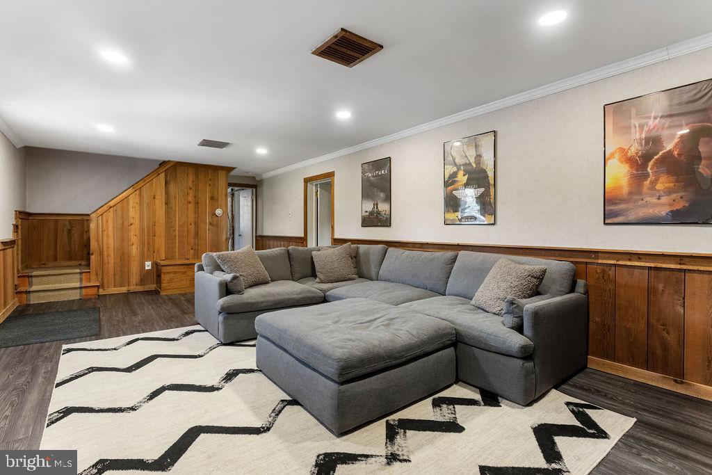 LEADER HEIGHTS - Residential