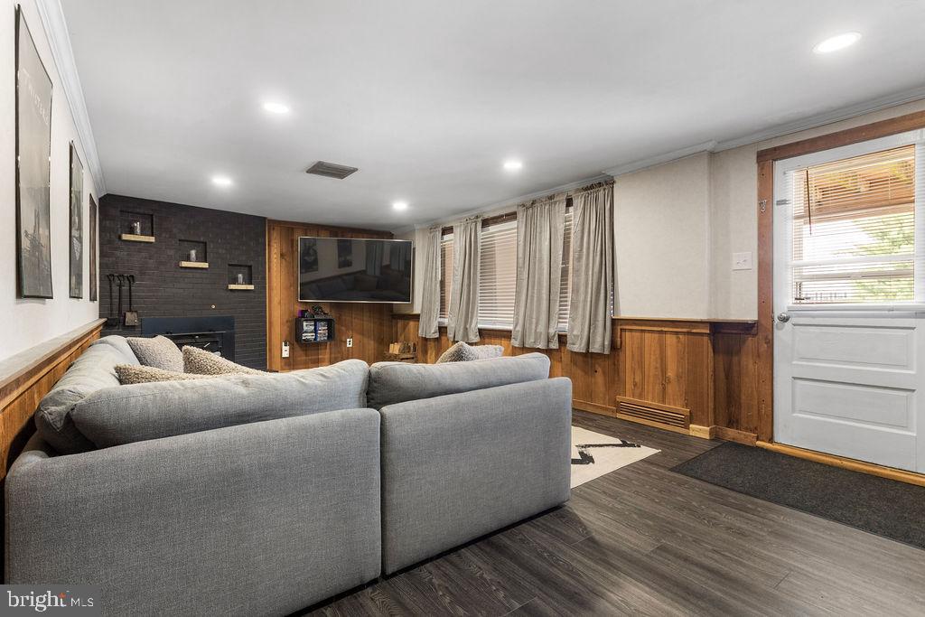 LEADER HEIGHTS - Residential