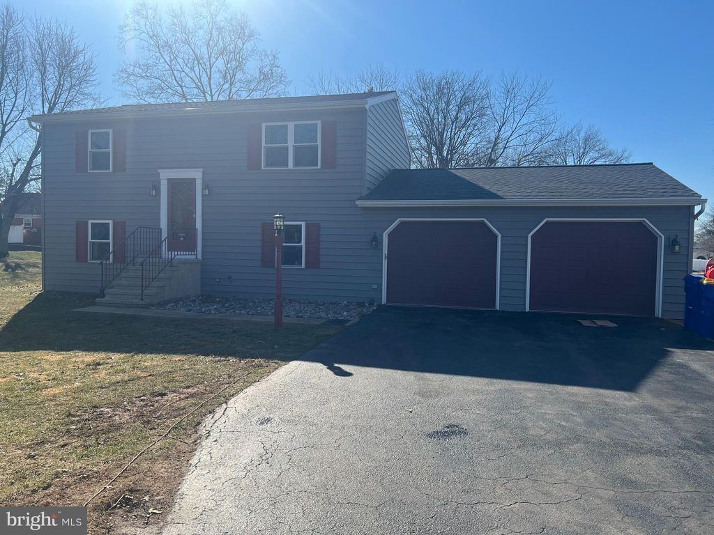 Photo of 2228 Heather Road, YORK, PA 17408 (MLS # PAYK2098612)