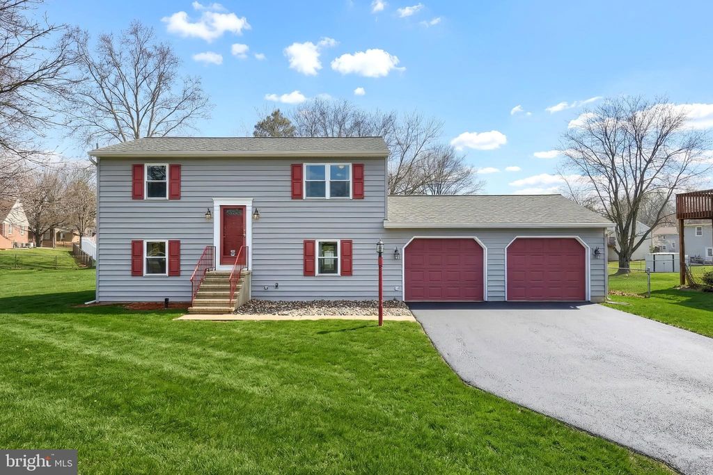 Photo of 2228 Heather Road, YORK, PA 17408 (MLS # PAYK2098612)