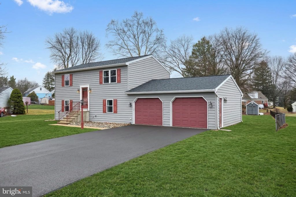 Photo of 2228 Heather Road, YORK, PA 17408 (MLS # PAYK2098612)