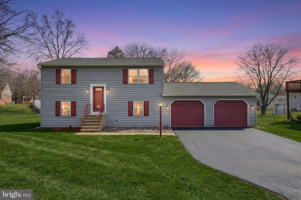 Photo of 2228 Heather Road, YORK, PA 17408 (MLS # PAYK2098612)