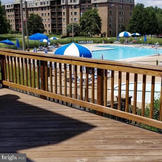 OAKTON  VILLAGE - Residential