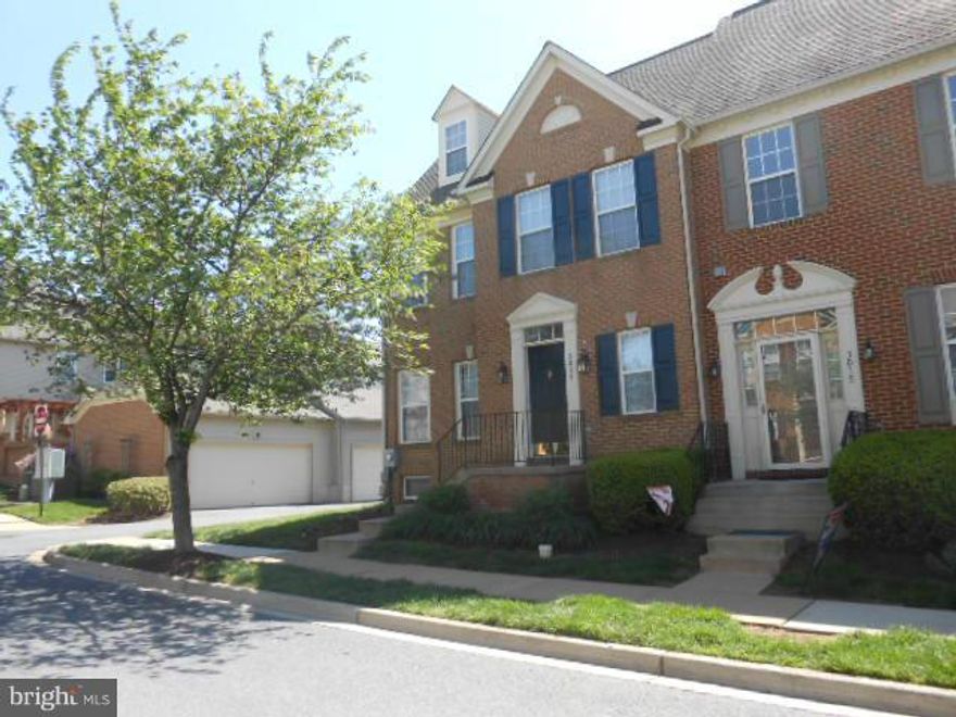 4 BR, 3 1/2 bath end unit . Hardwood floors on all of the main level and bedrooms, featuring Sunroom bumpout in kitchen, 9' ceilings, , loft in the master bedroom, finished lower level with 4th BR and full bath.