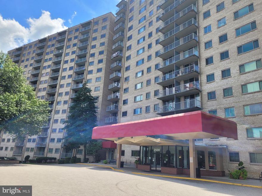 Discover your new home at Park Place, ideally located in historic Alexandria, Virginia. Just across the Potomac River from Washington, D.C., this unbeatable location offers unparalleled convenience. Nestled at the intersection of King Street and I-395, you’re just one stoplight away from the nation's capital.
Key Locations Nearby: The Pentagon - The National Mall - Old Town Alexandria - Shirlington Town Center
Minutes away from restaurants, shopping, and more, this sunny 1-bedroom, 1-bathroom condo features an open floor plan with 784 square feet of living space. Enjoy a freshly painted bathroom, neutral colors throughout, brand-new carpeting, and brand-new hardwood floors in the kitchen. Each floor of the building includes a washer and dryer, and all utilities are covered in your rent. Amenities at Park Place: Outdoor Pool - Exercise Room - Party Room
Experience the panoramic views of Washington, D.C., and make Park Place your new home today!