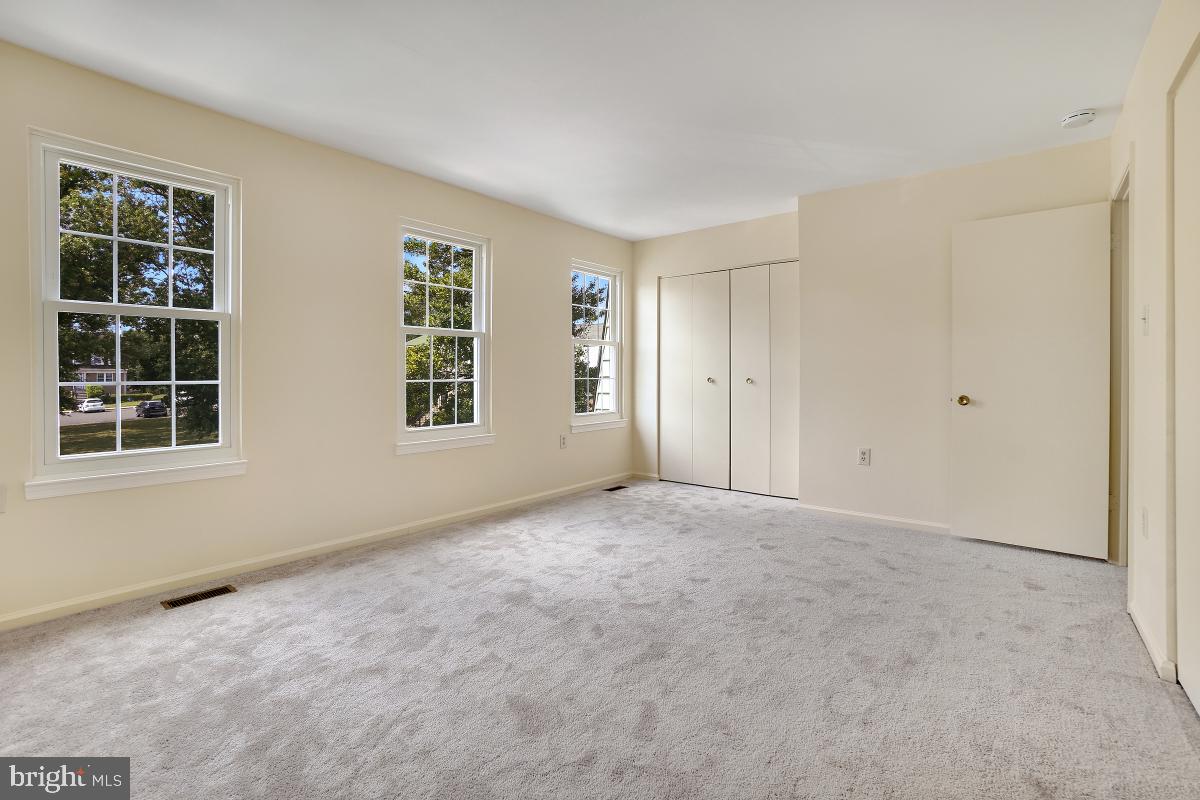 MONTGOMERY KNOLLS - Residential