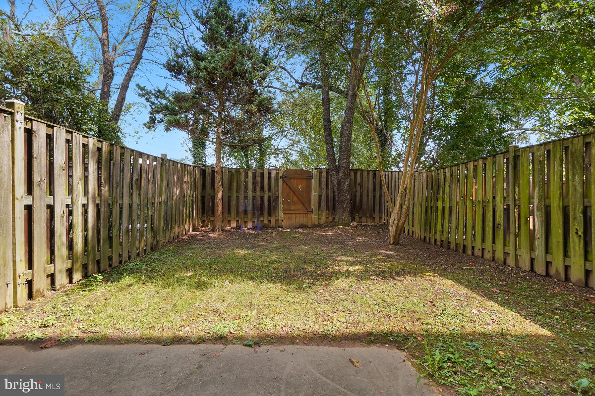 MONTGOMERY KNOLLS - Residential