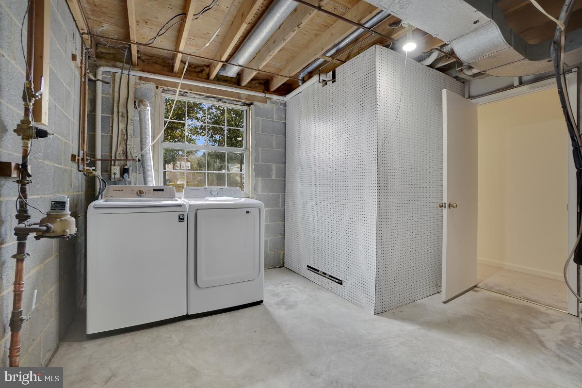 MONTGOMERY KNOLLS - Residential