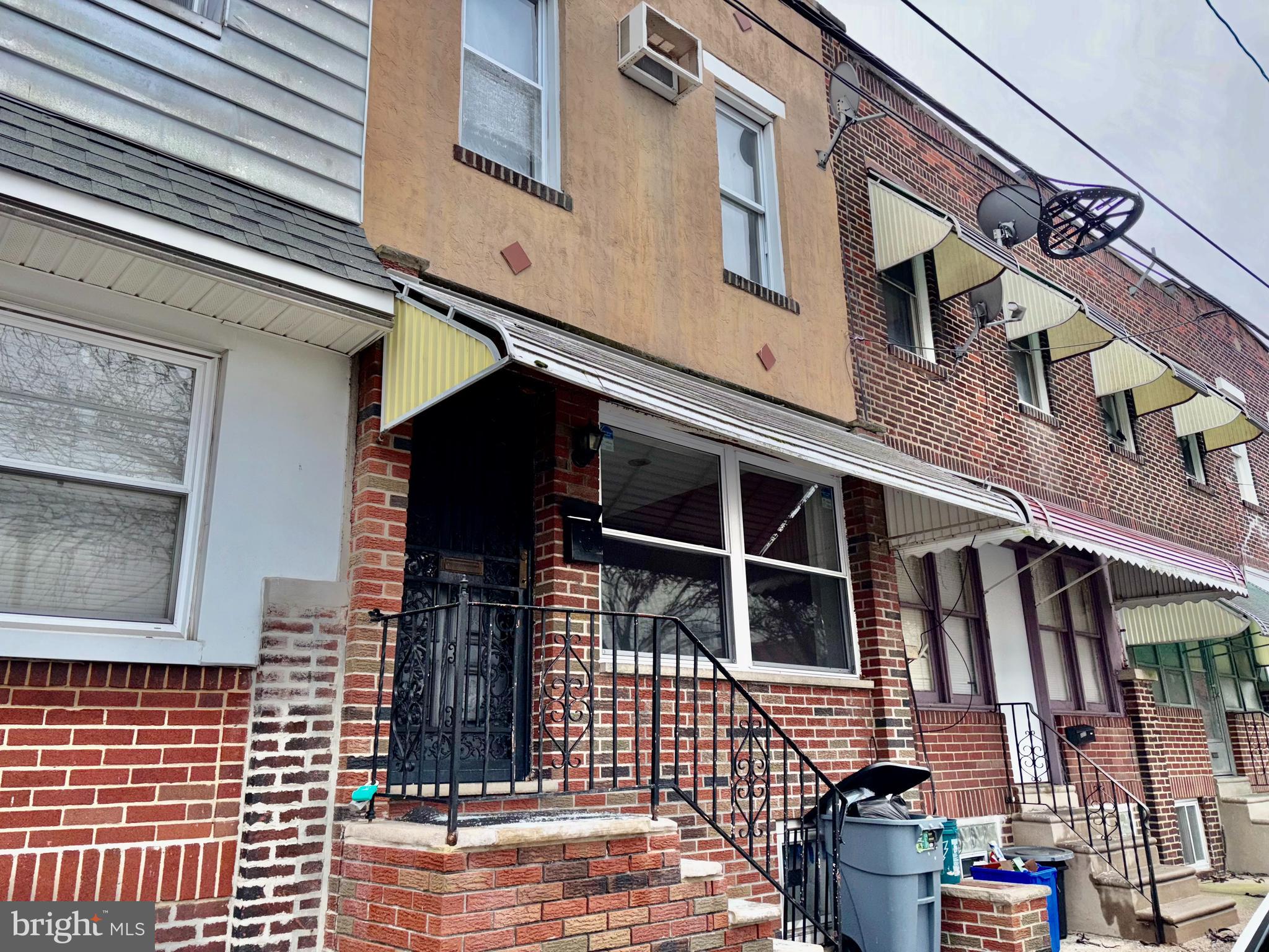 Great investment property. This house offers 2 large bedrooms, one bathroom, finished basement with washer/dryer hookup and a backyard.