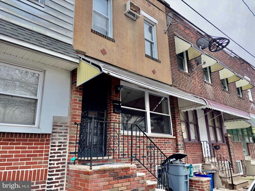Great investment property. This house offers 2 large bedrooms, one bathroom, finished basement with washer/dryer hookup and a backyard.