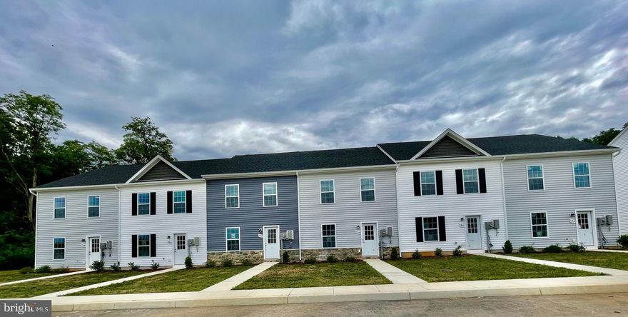 Immediate delivery! The builder is offering 3% in closing costs! This spacious townhouse has 1,440 square feet of living space. Inside, you'll find a large L-shaped kitchen with plenty of counter space, modern appliances, and storage. The layout connects the kitchen to the dining and living areas, perfect for social gatherings. The family room is bright and inviting with large windows, ideal for relaxing and entertaining. Upstairs, there are three bedrooms. The primary bedroom has an ensuite bathroom, and there are two and a half bathrooms in total for everyone's convenience.