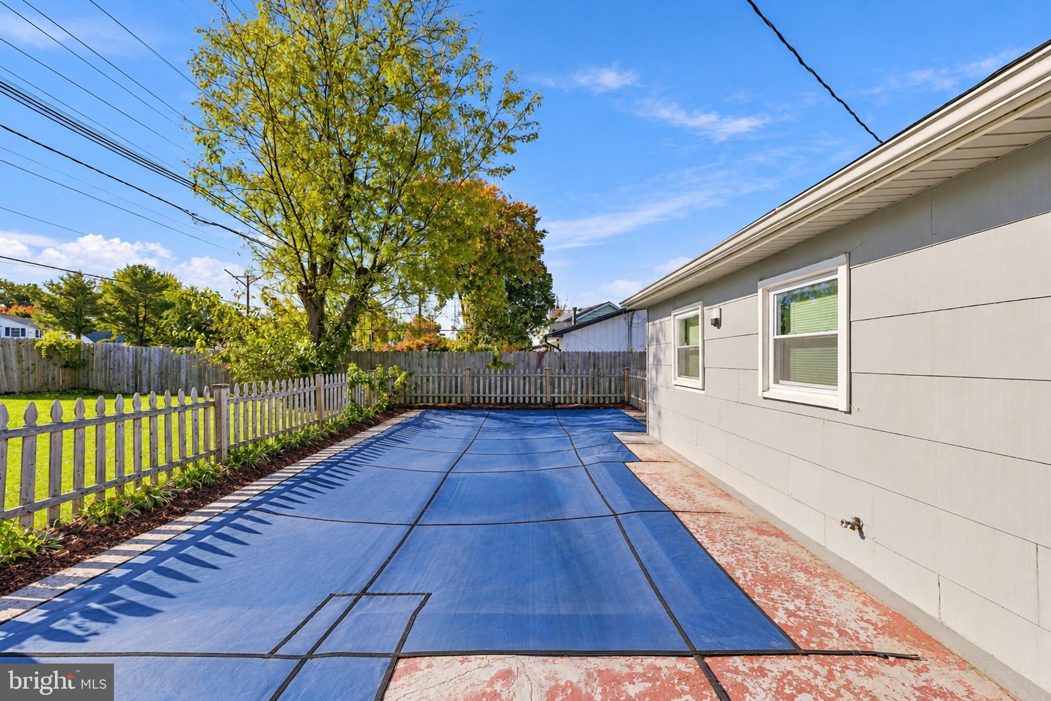 12 HOLBROOK LANE
