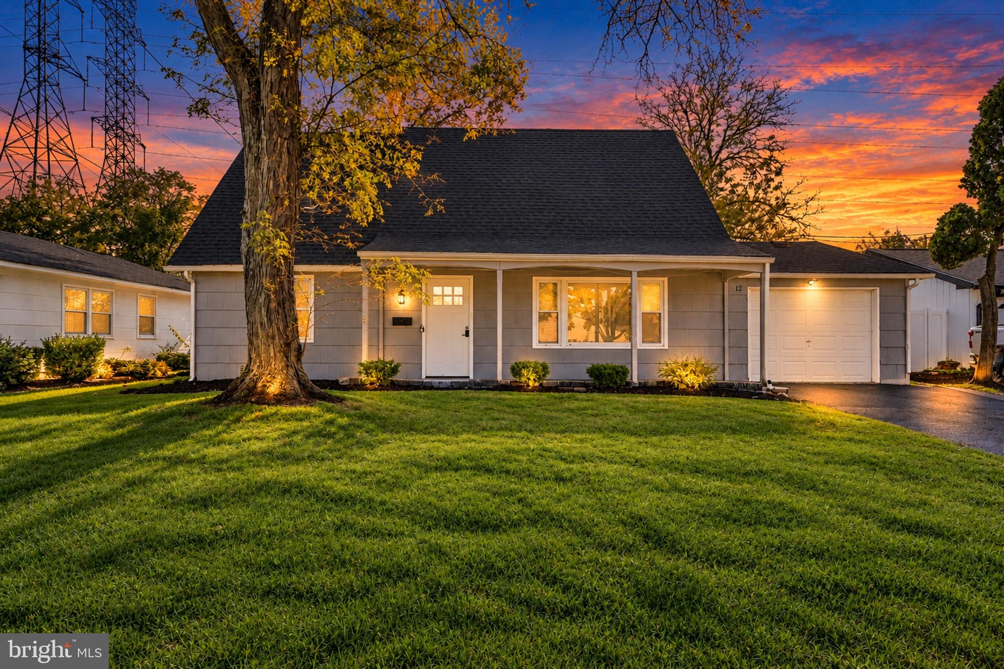 12 HOLBROOK LANE