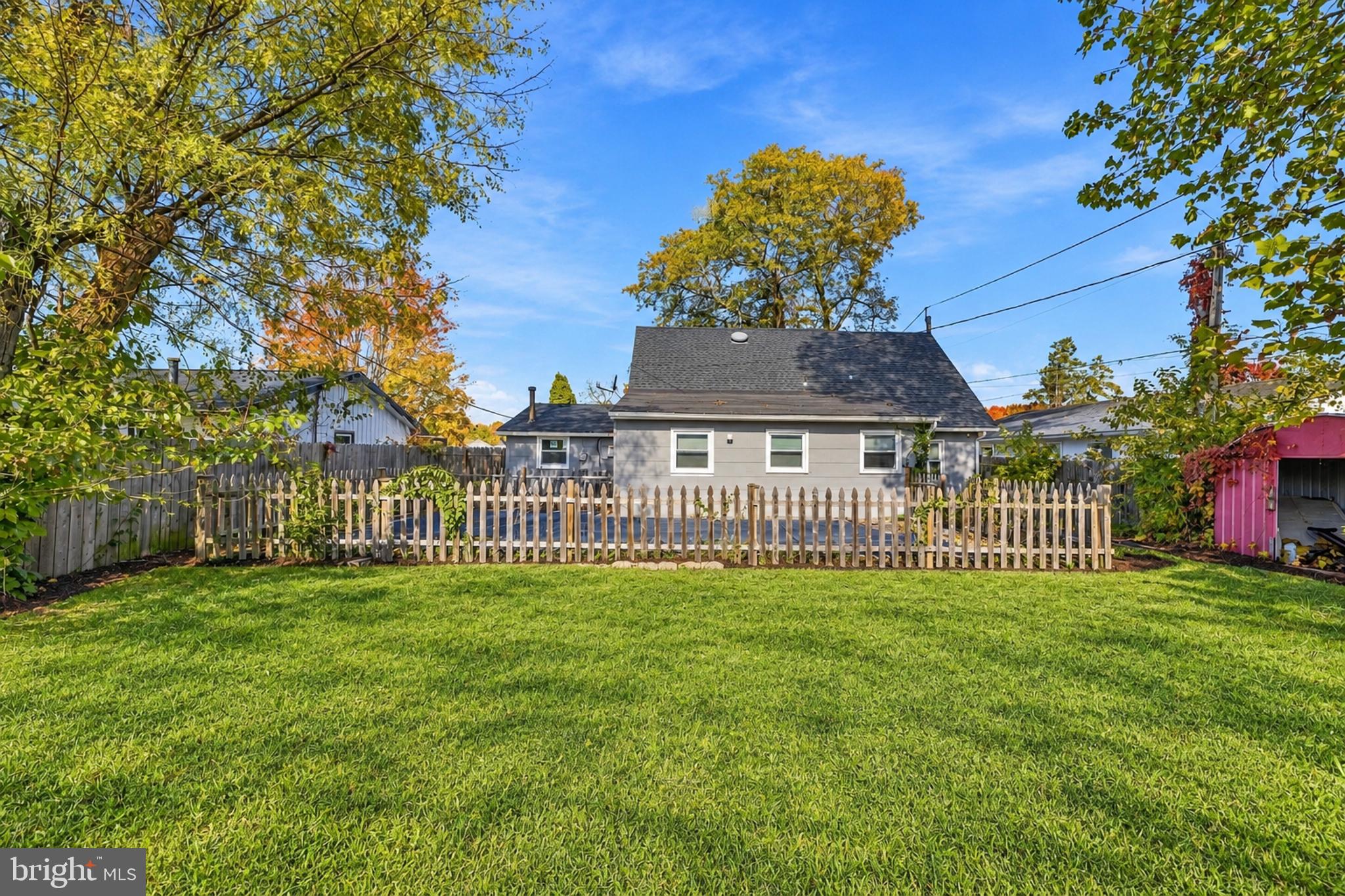 12 HOLBROOK LANE