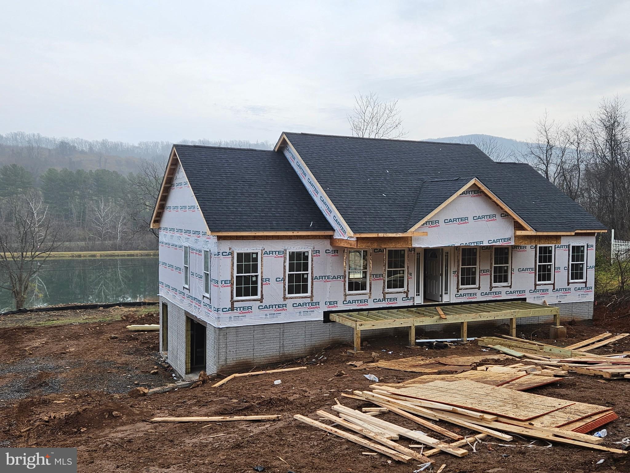 LAKE FRONT ROYAL - Residential