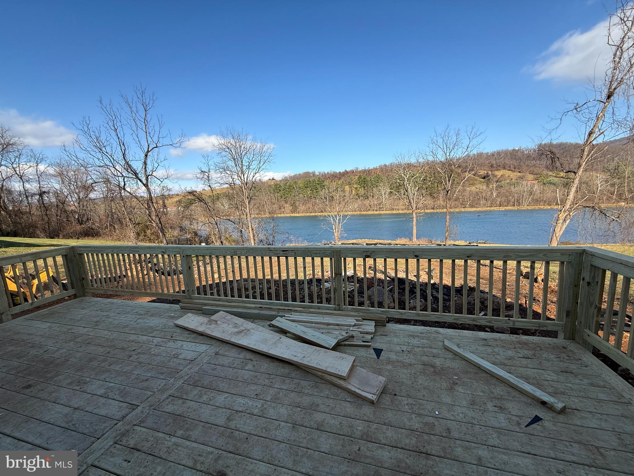 LAKE FRONT ROYAL - Residential