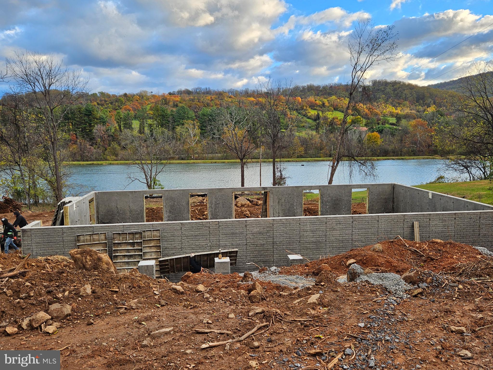 LAKE FRONT ROYAL - Residential