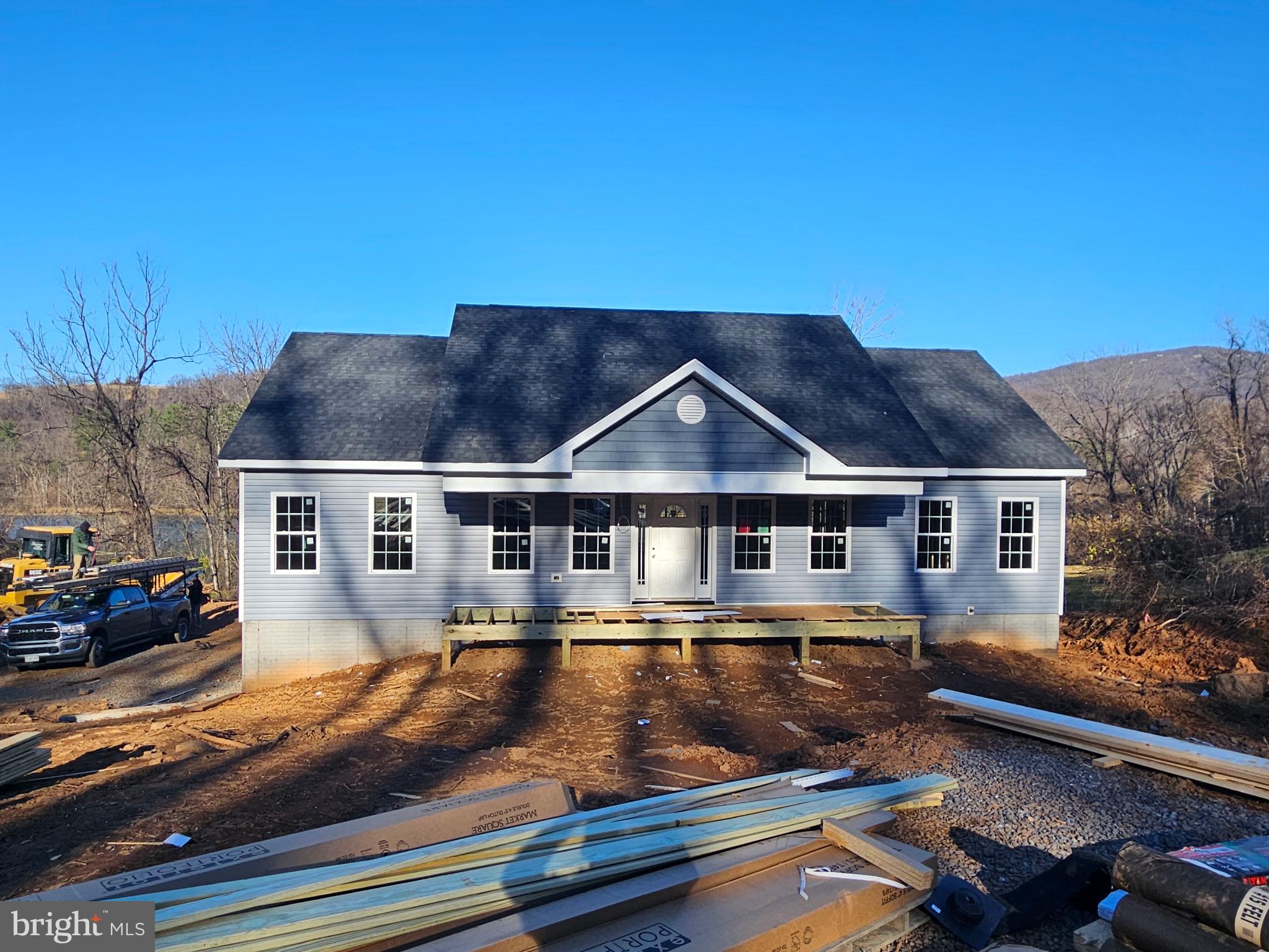 LAKE FRONT ROYAL - Residential