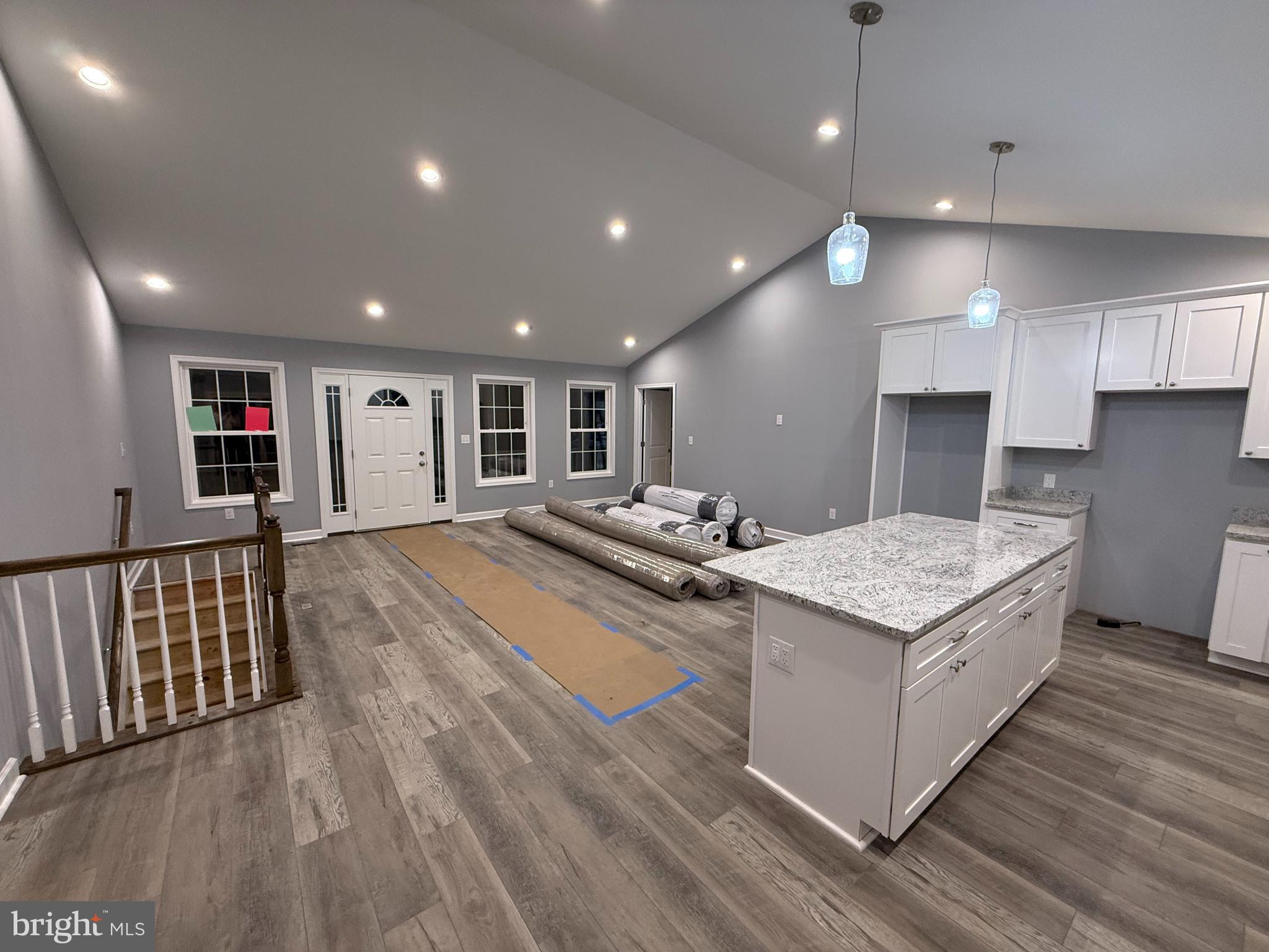 LAKE FRONT ROYAL - Residential