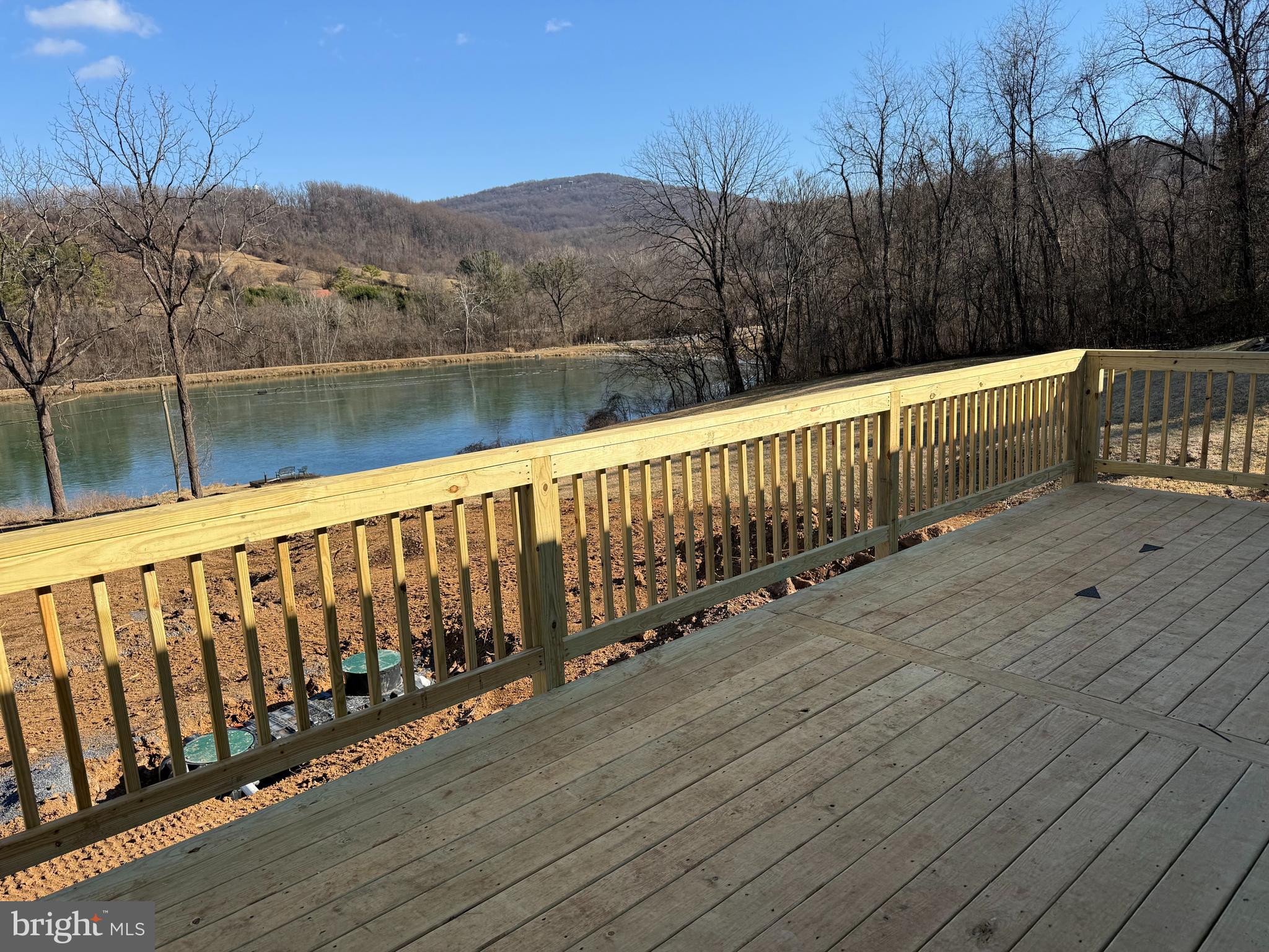 LAKE FRONT ROYAL - Residential