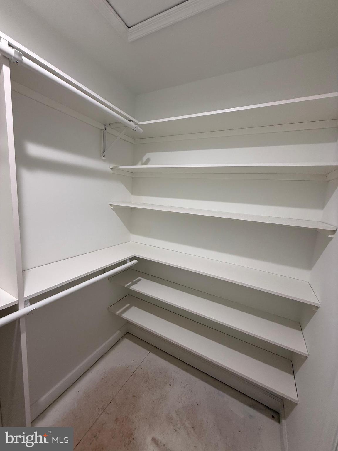 LAKE FRONT ROYAL - Residential