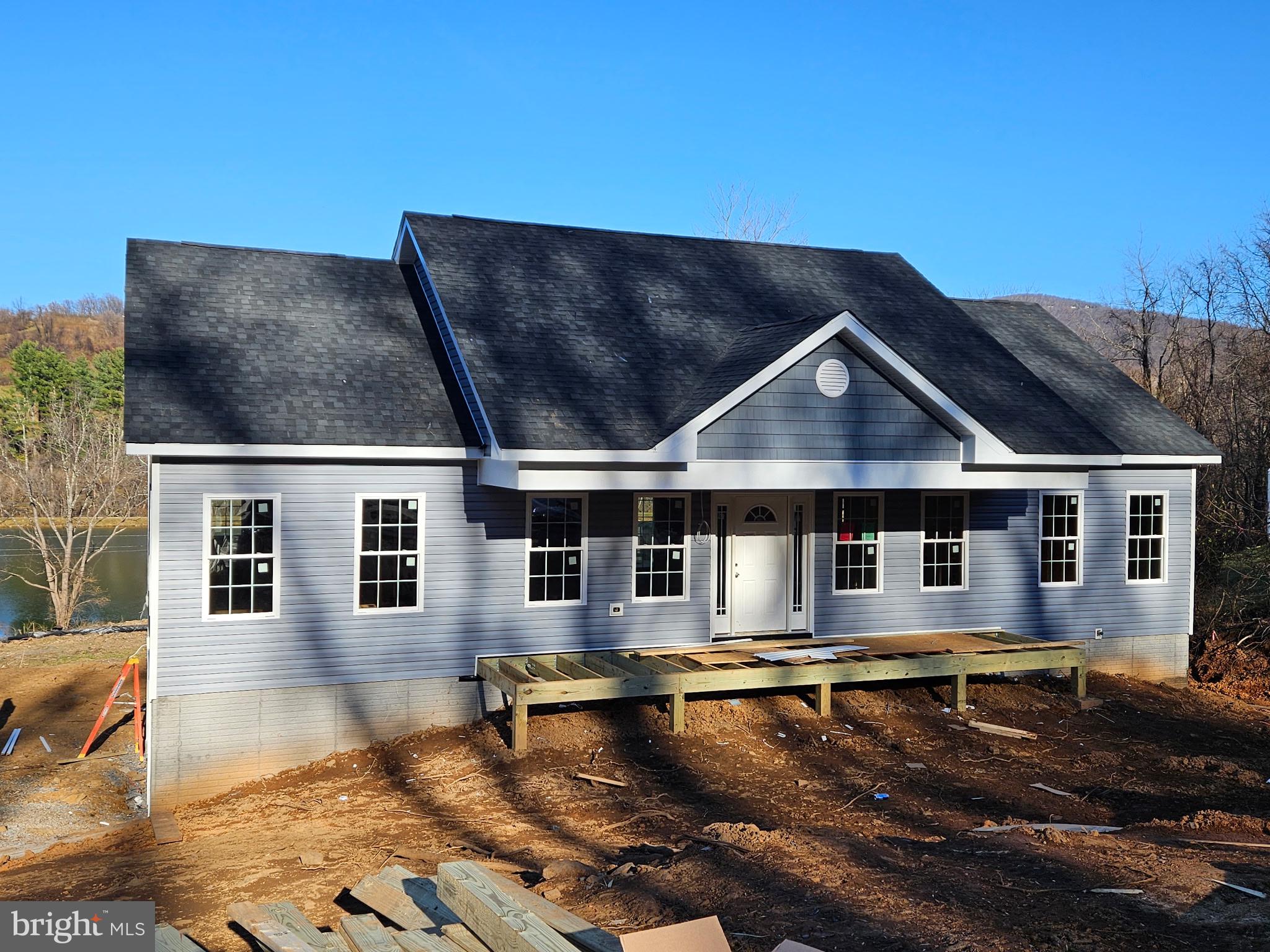 LAKE FRONT ROYAL - Residential