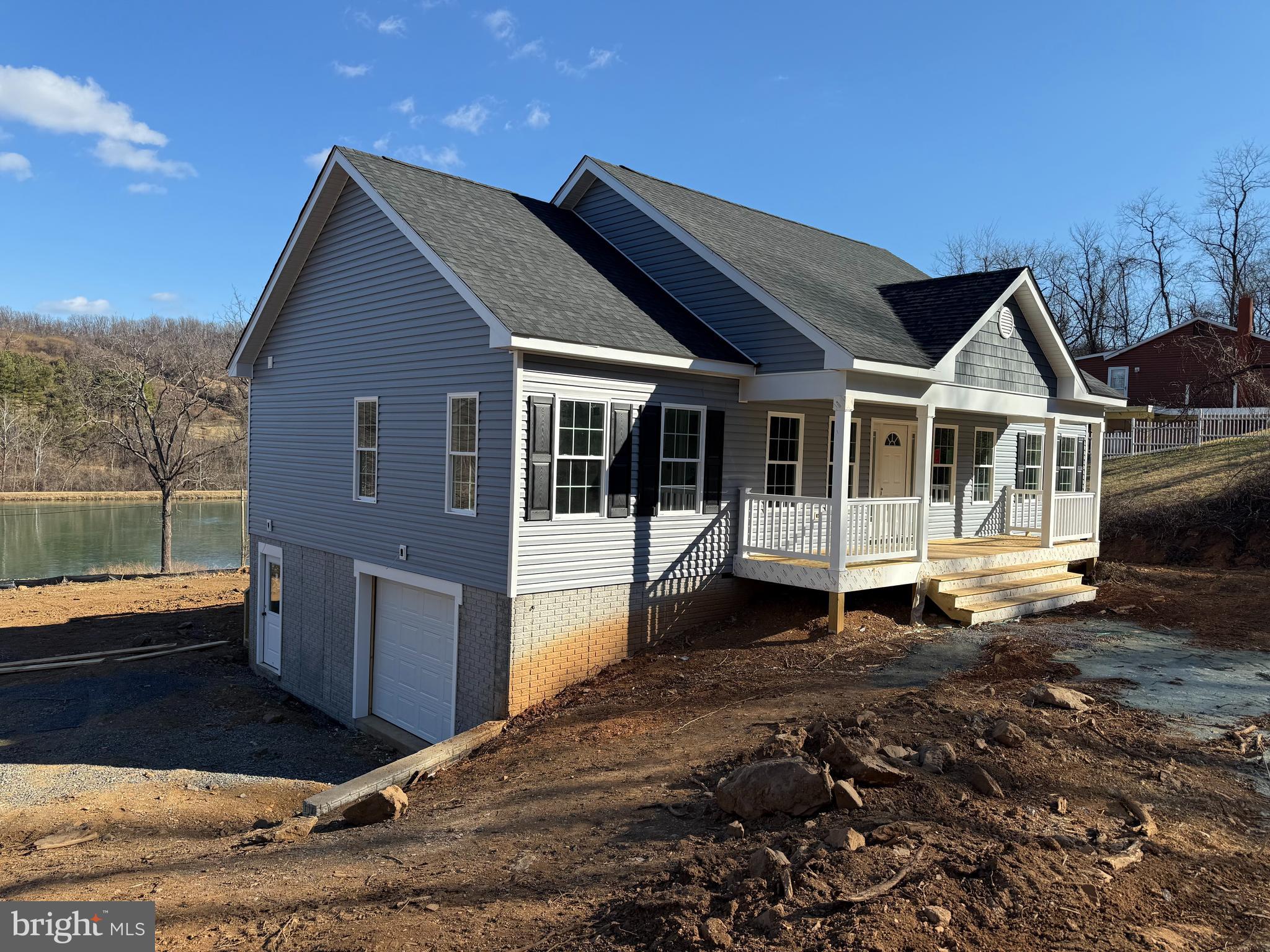 LAKE FRONT ROYAL - Residential