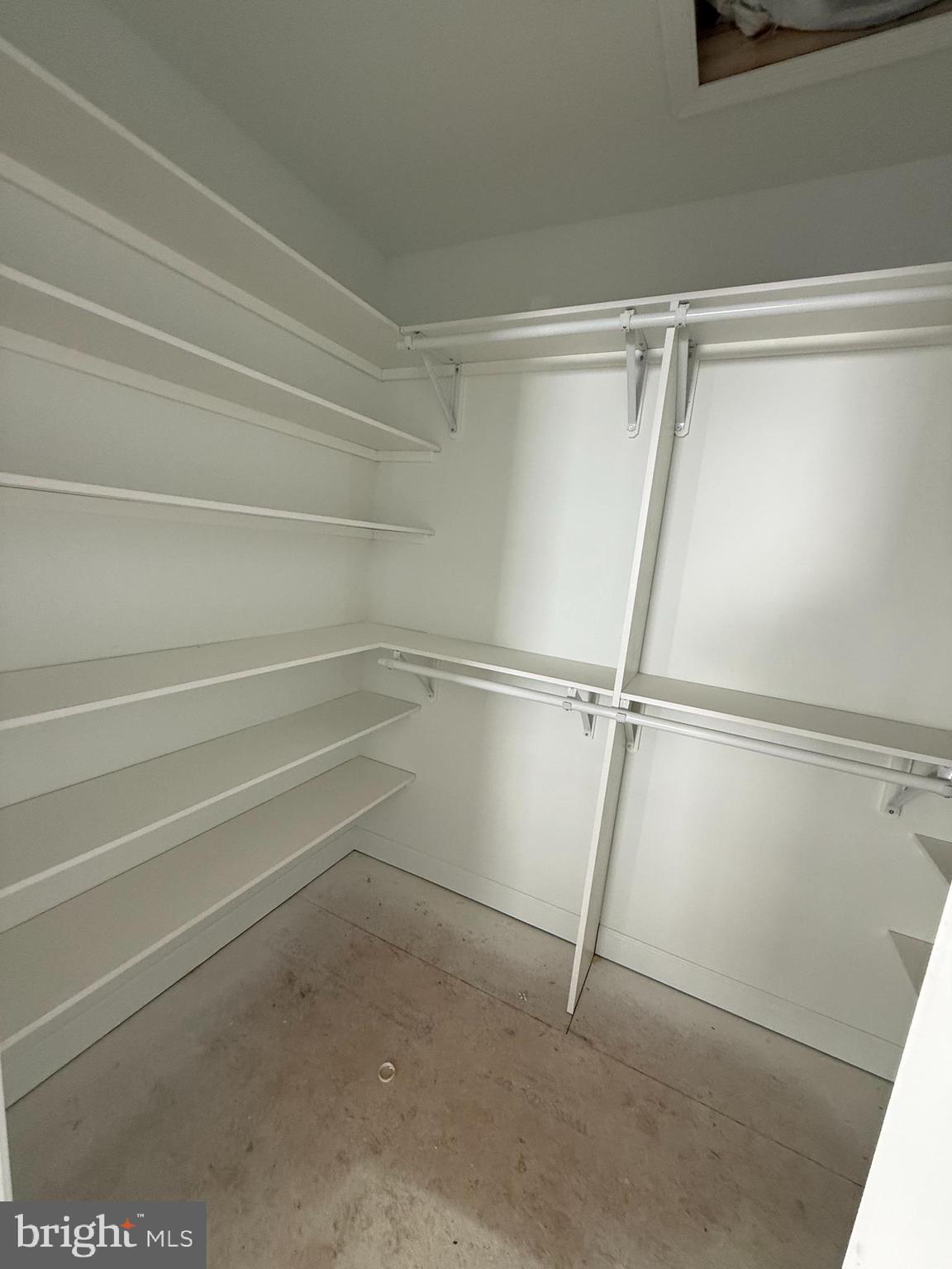 LAKE FRONT ROYAL - Residential