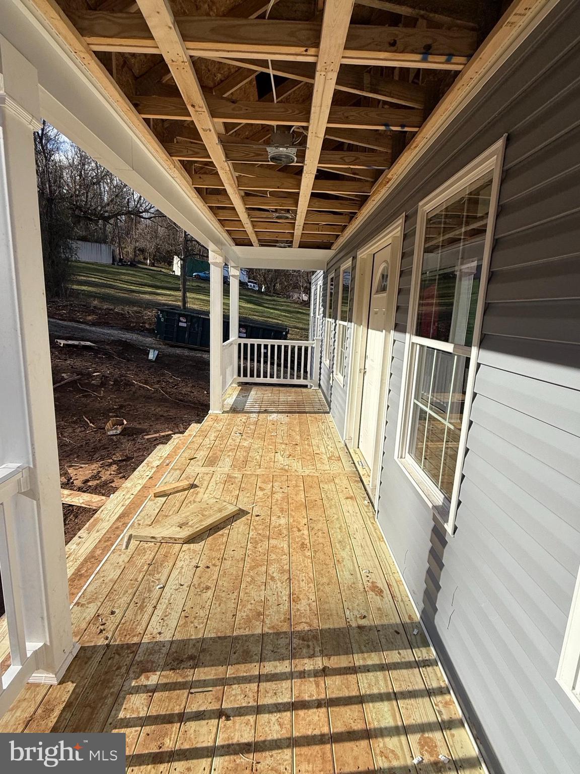 LAKE FRONT ROYAL - Residential