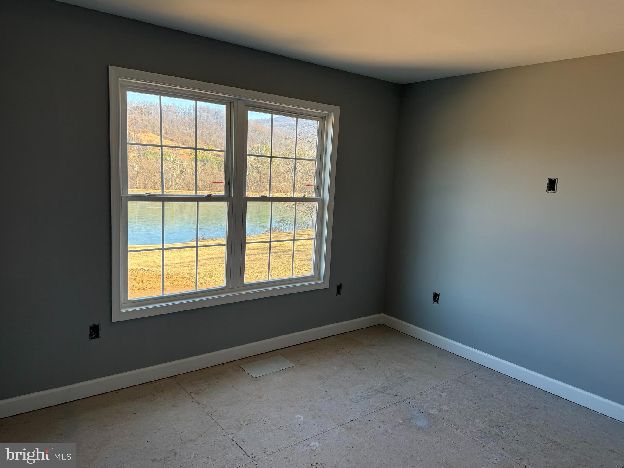 LAKE FRONT ROYAL - Residential