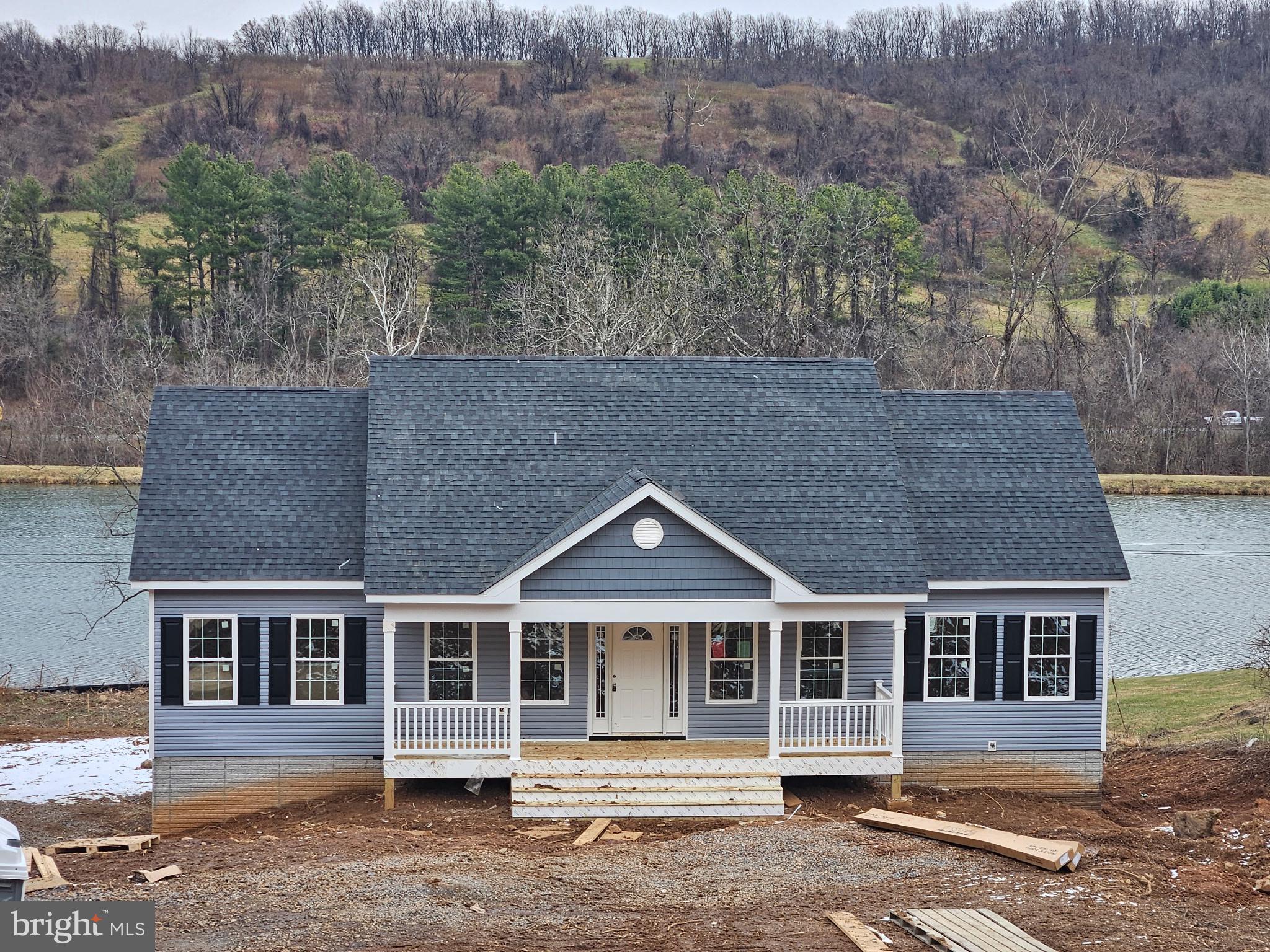 LAKE FRONT ROYAL - Residential