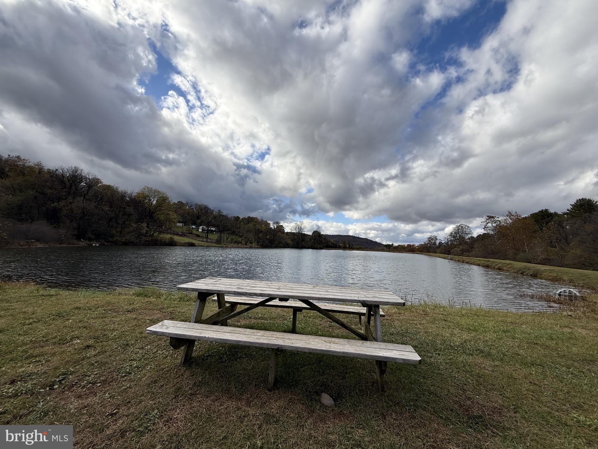 LAKE FRONT ROYAL - Residential