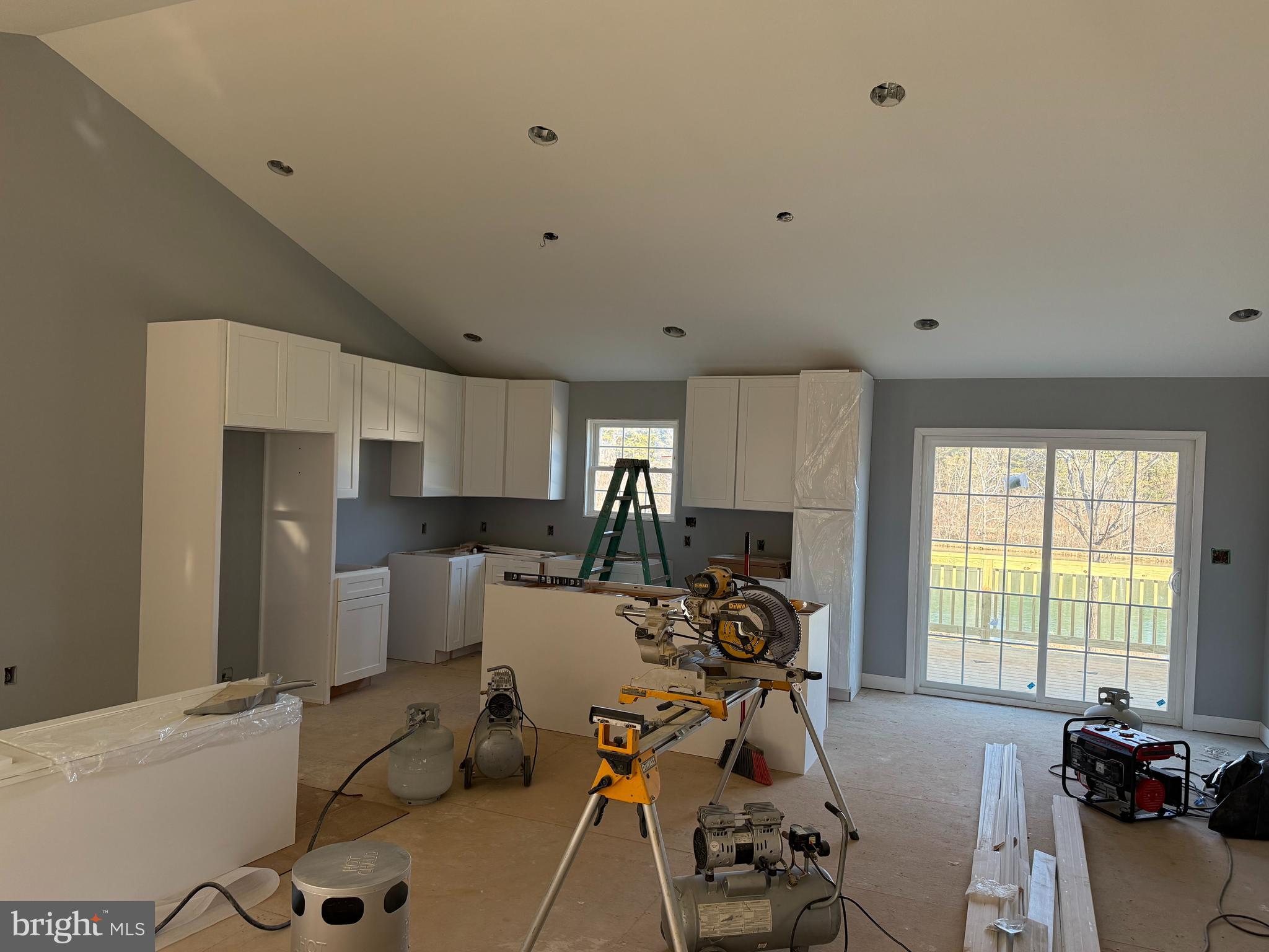 LAKE FRONT ROYAL - Residential