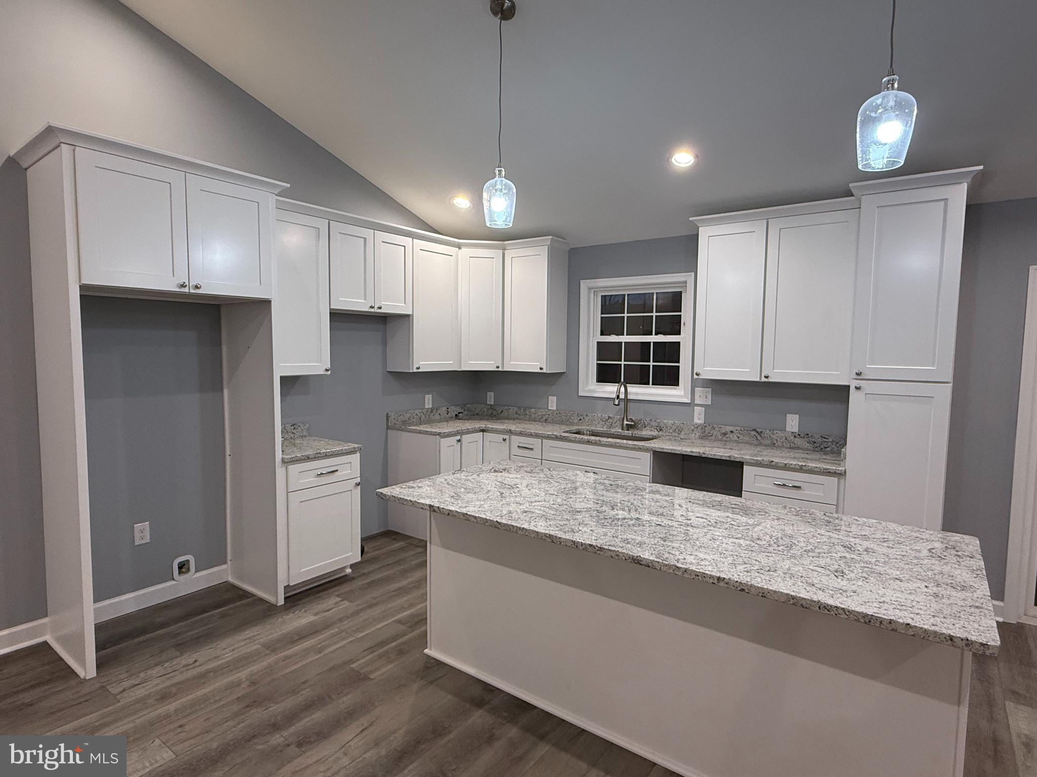 LAKE FRONT ROYAL - Residential