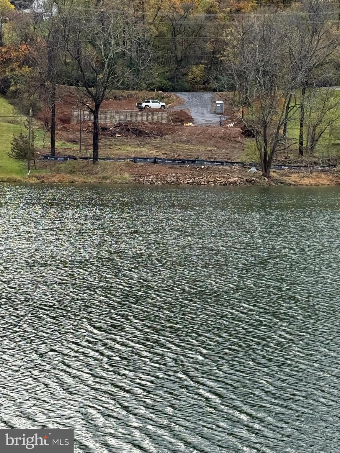 LAKE FRONT ROYAL - Residential