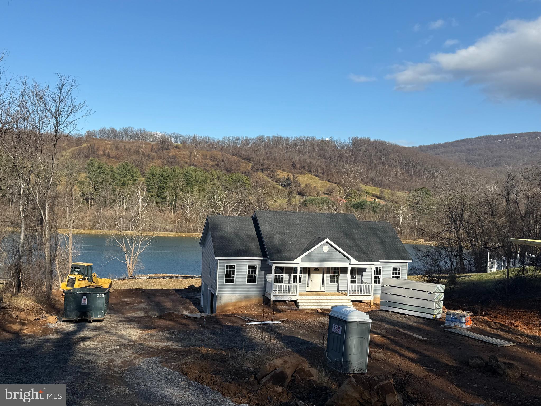 LAKE FRONT ROYAL - Residential