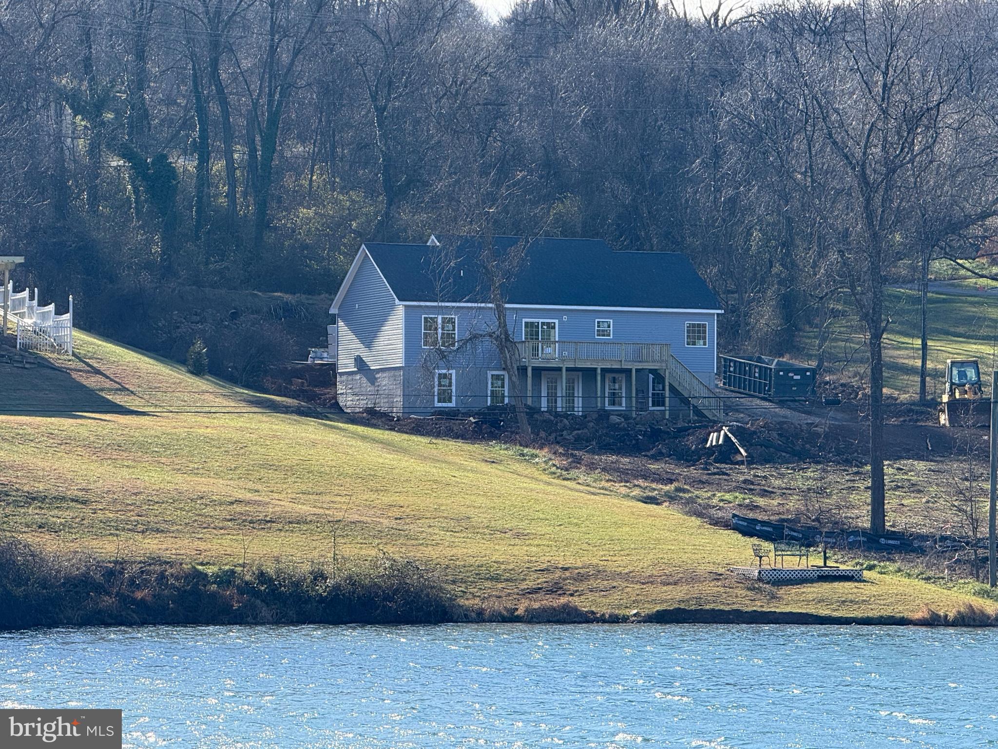 LAKE FRONT ROYAL - Residential