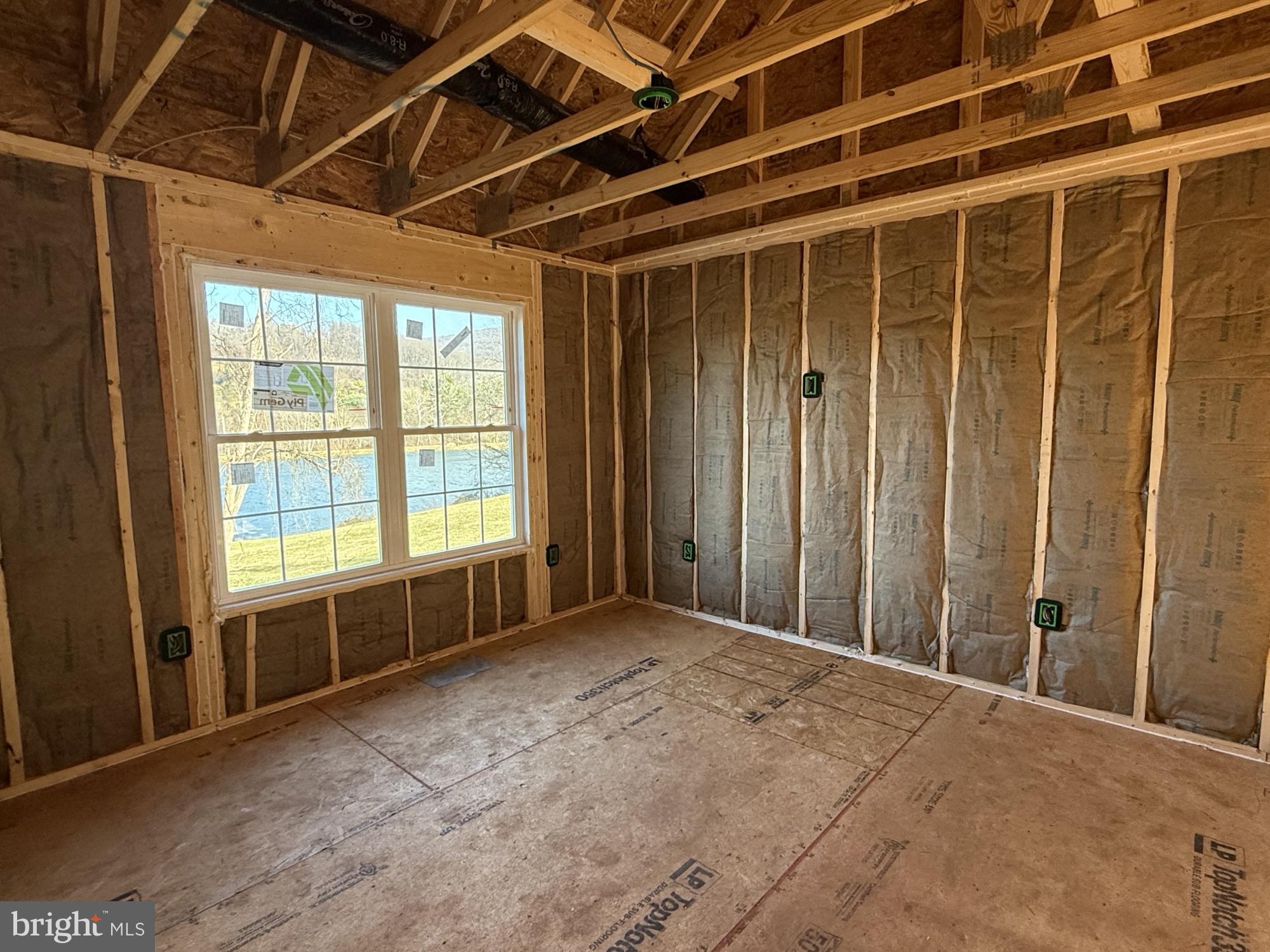 LAKE FRONT ROYAL - Residential