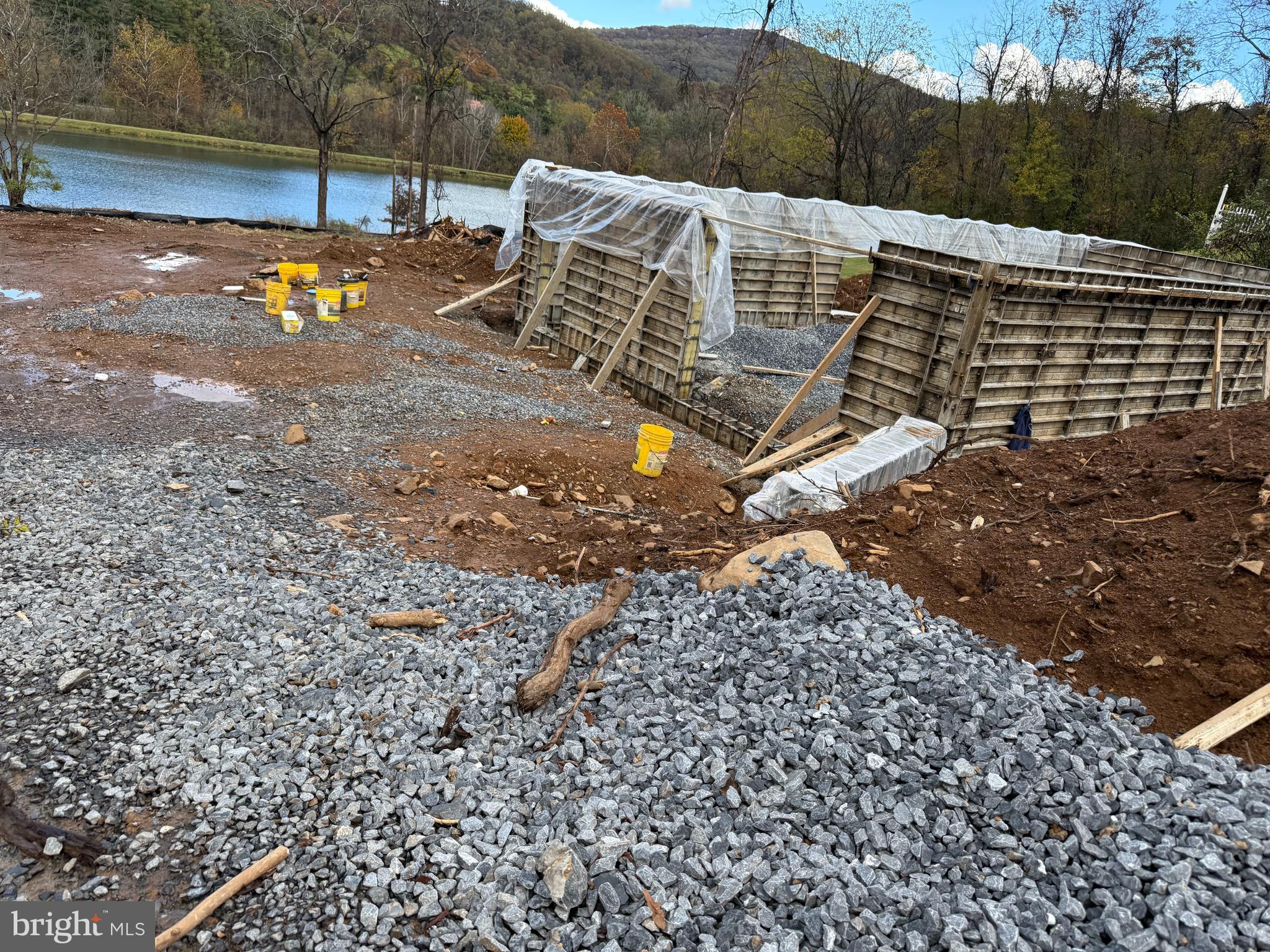 LAKE FRONT ROYAL - Residential